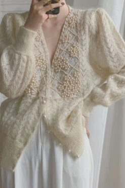V-neck thick knit with pearl buttons